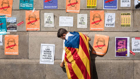 A child wearing a Catalan flag on his back