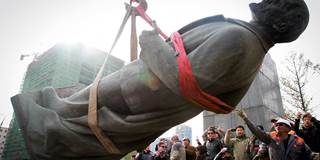buruma127_AFP_GettyImages-taking-down-Lenin-statue-PS