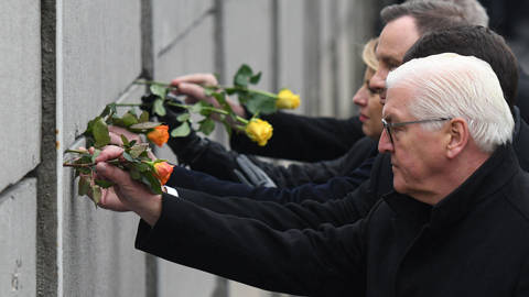 fischer122_NurPhotoGettyImages_berlin_wall_35th_leaders1