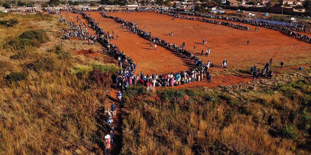 kesselman1_MARCO LONGARIAFP via Getty Images_food queue south africa