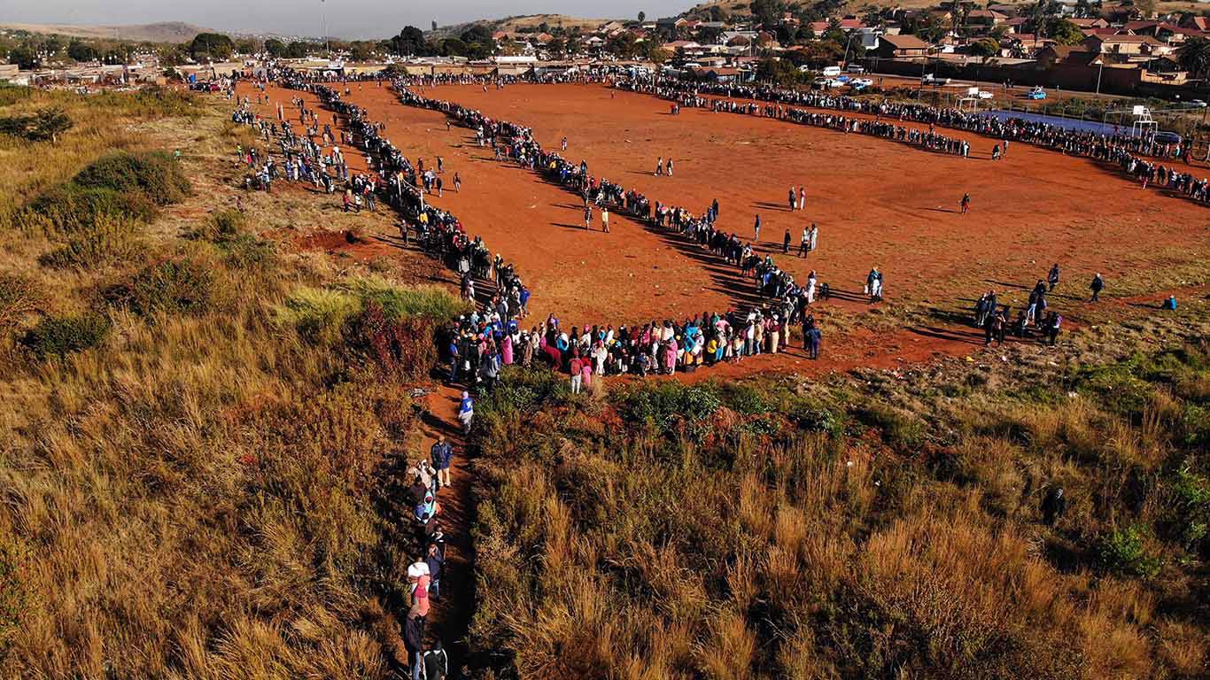kesselman1_MARCO LONGARIAFP via Getty Images_food queue south africa