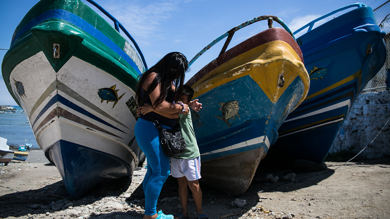 malinowska6_PaulinaVallejo_womanchildhuggingboats