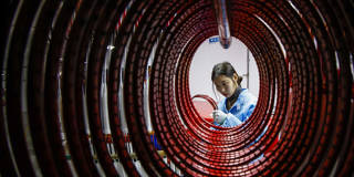 Obrero en una fábrica china que fabrica raquetas de tenis.