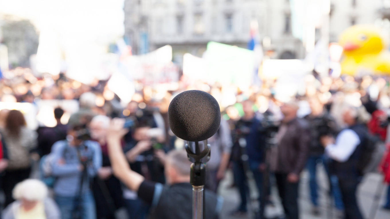 microphone crowd