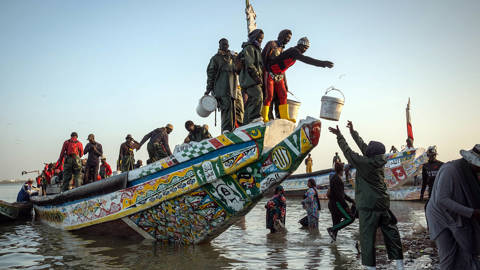 mdrew1_AnadoluGettyImages_senegal_fishers