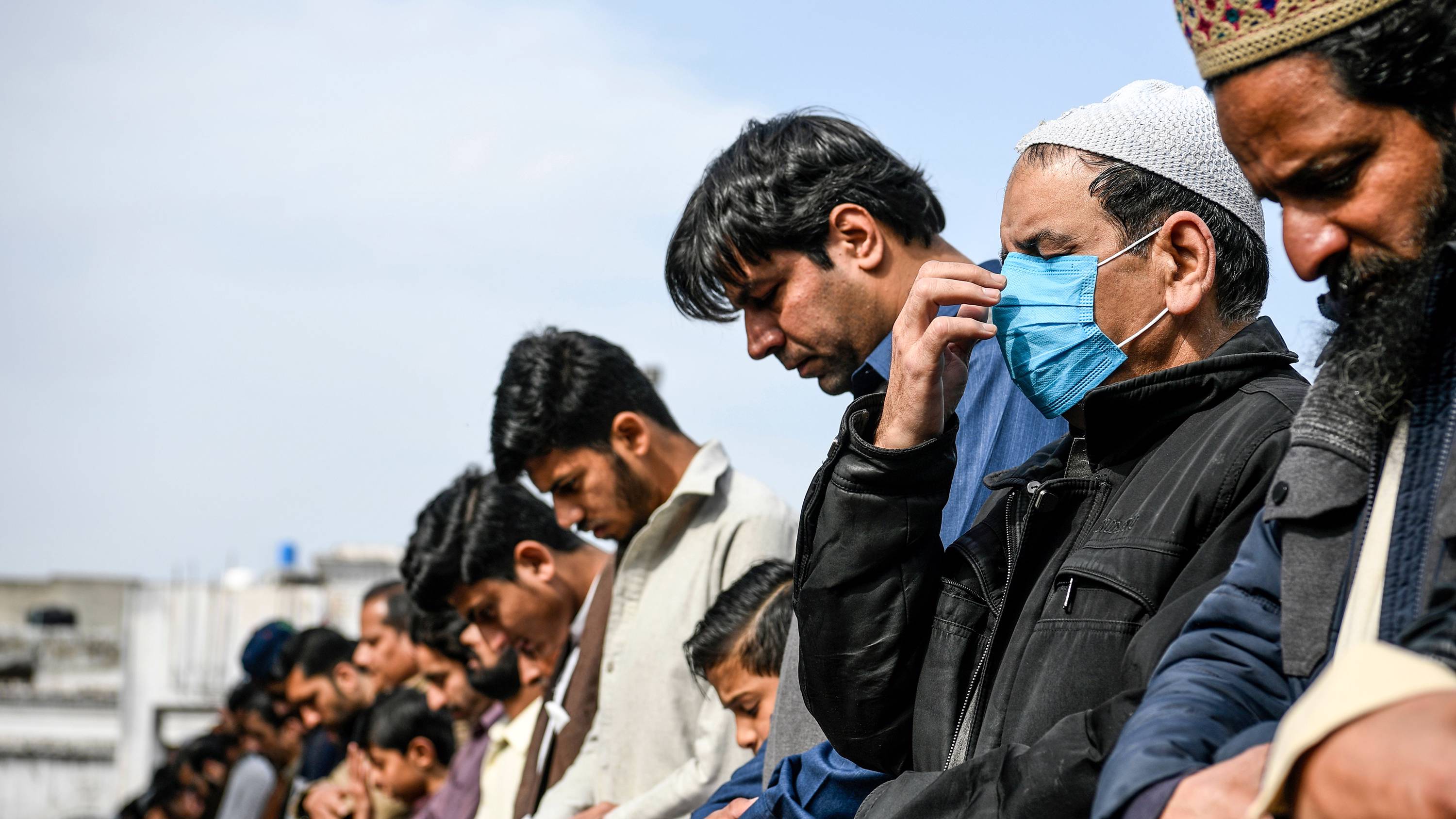 burki30_AAMIR QURESHIAFP via Getty Images_pakistanmosquecoronavirus