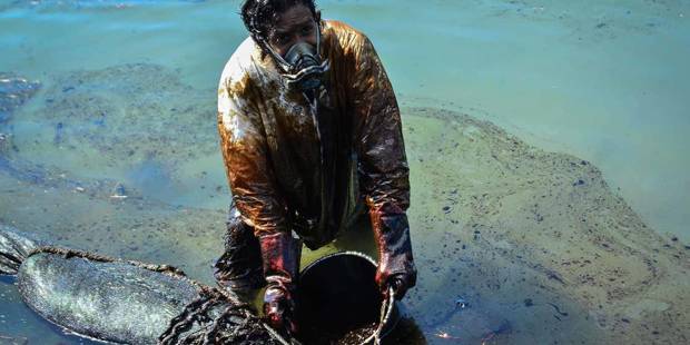 jmehta1_JEAN AURELIO PRUDENCEL'Express MauriceAFP via Getty Images_oil spill