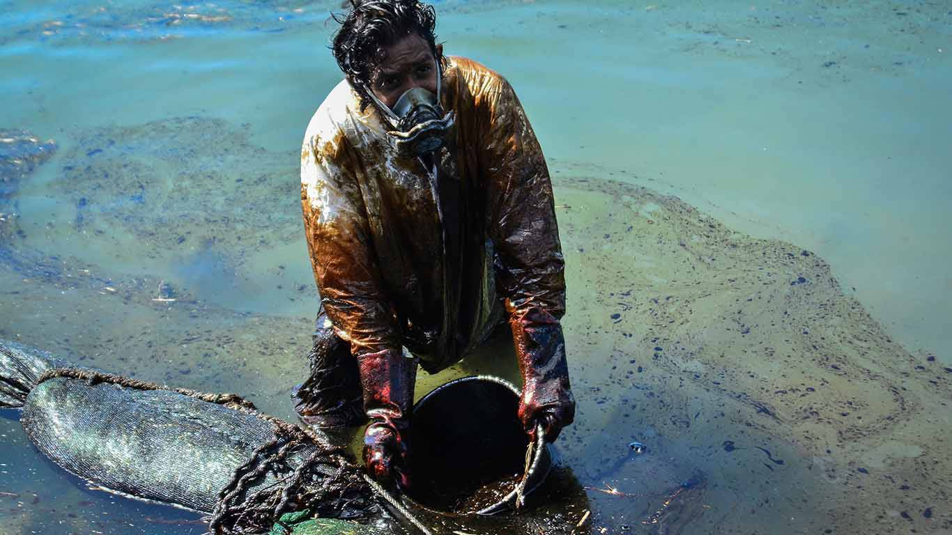 jmehta1_JEAN AURELIO PRUDENCEL'Express MauriceAFP via Getty Images_oil spill