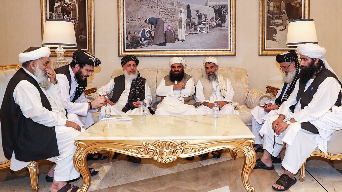 tharoor130_KARIMJAAFARAFPGettyImages_talibanafghanleaderssittingsofa
