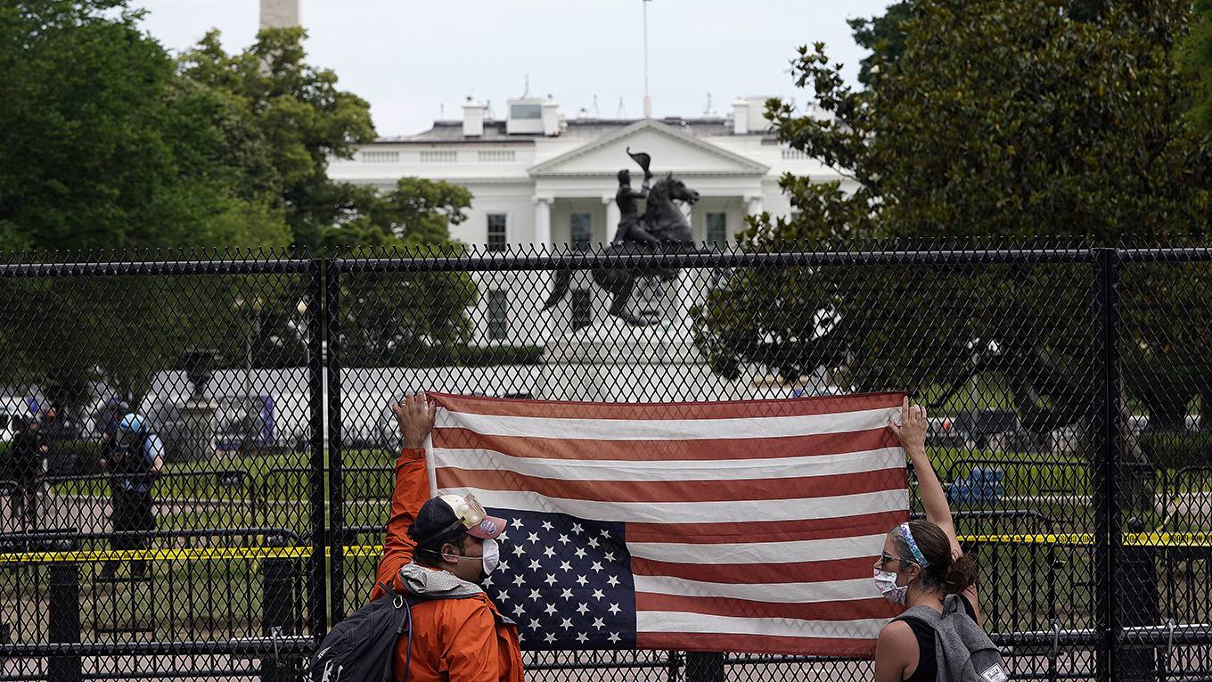 buruma161_Drew AngererGetty Images_usprotestusflagwhitehouse