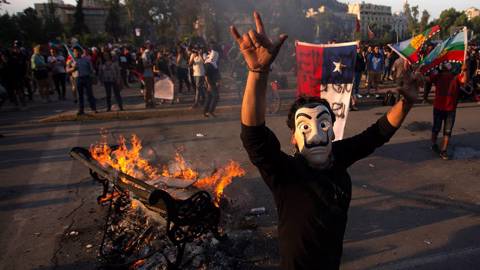 velasco98_CLAUDIO REYESAFP via Getty Images_santiagoprotestmaskfire