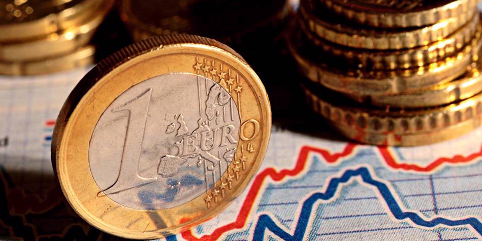 heise15_GettyImages_eurocoinontwolinegraph