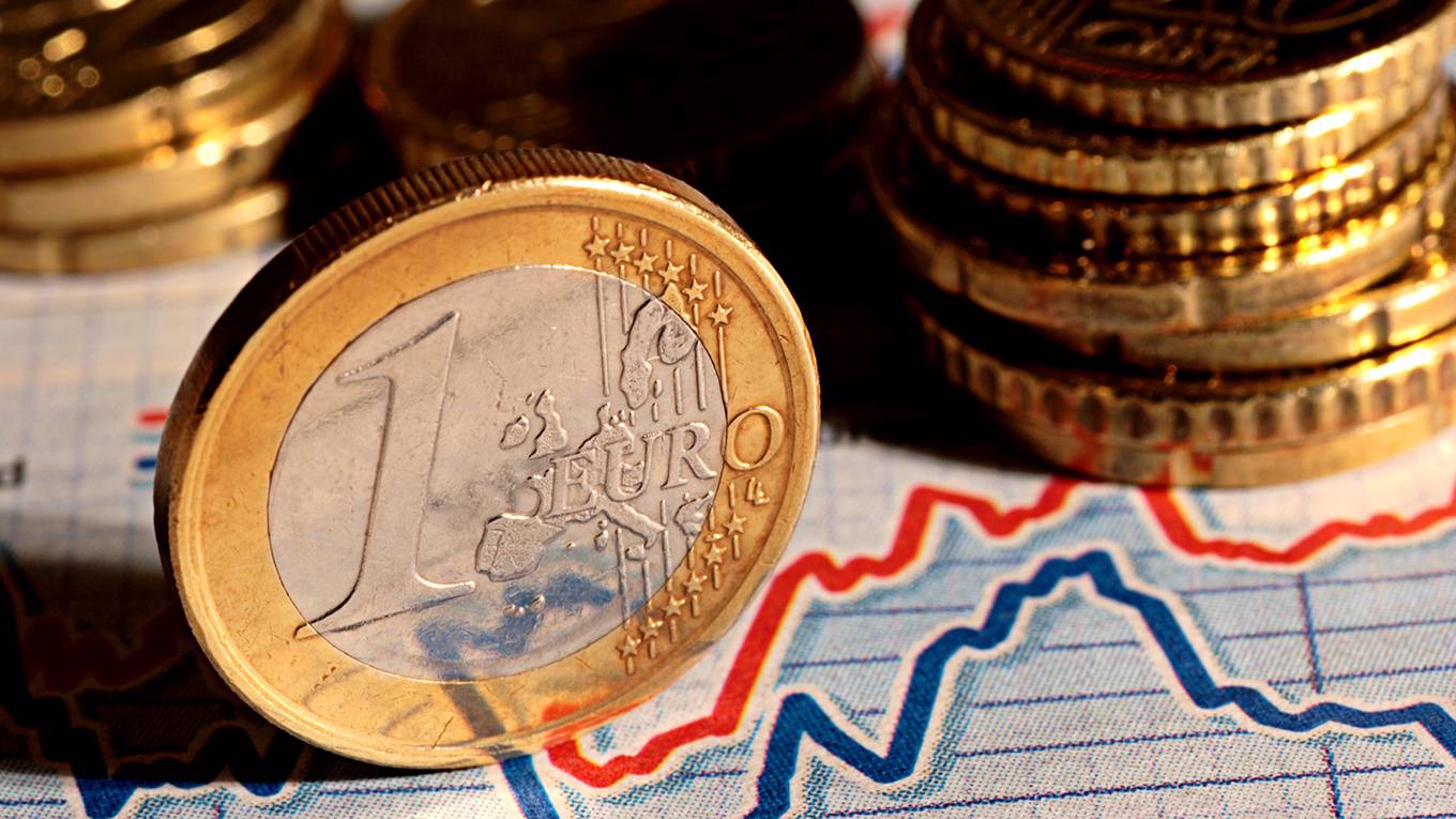 heise15_GettyImages_eurocoinontwolinegraph