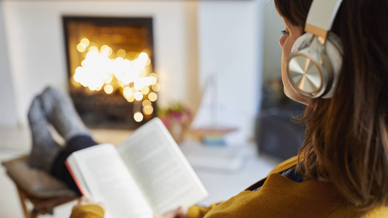 op_arana1_Compassionate Eye FoundationDavid OxberryGetty Images_womanreadinghome