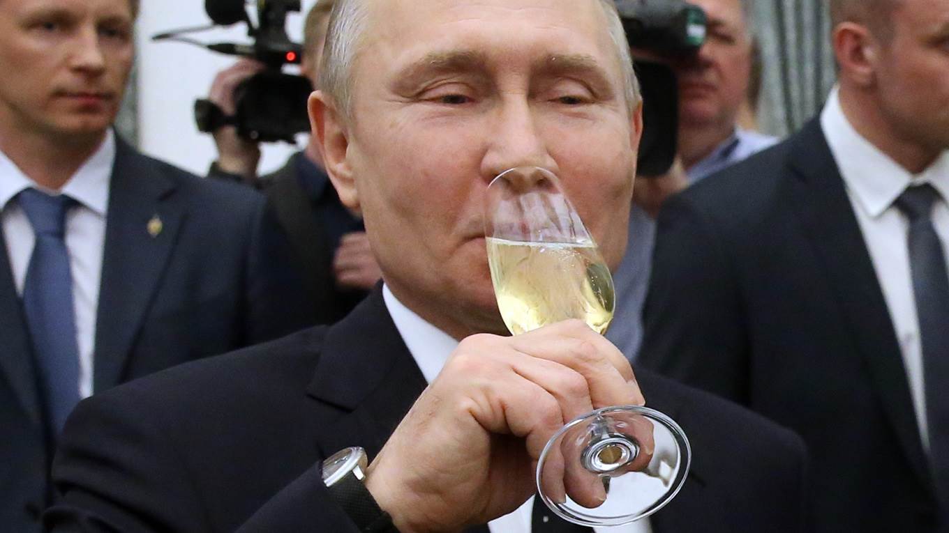Путин пьет шампанское