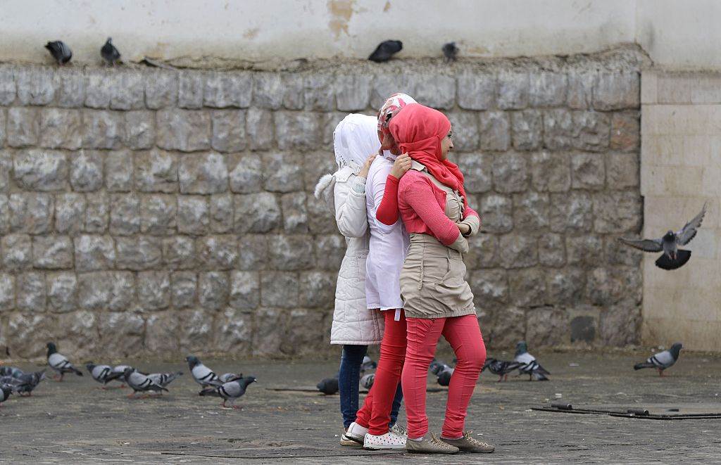 sadiqi2_Louai Beshara_Getty Images_muslim women walking