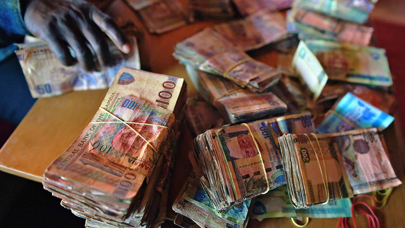 asongu6_CARL DE SOUZAAFPGetty Images_mancountingmoneywestafrica