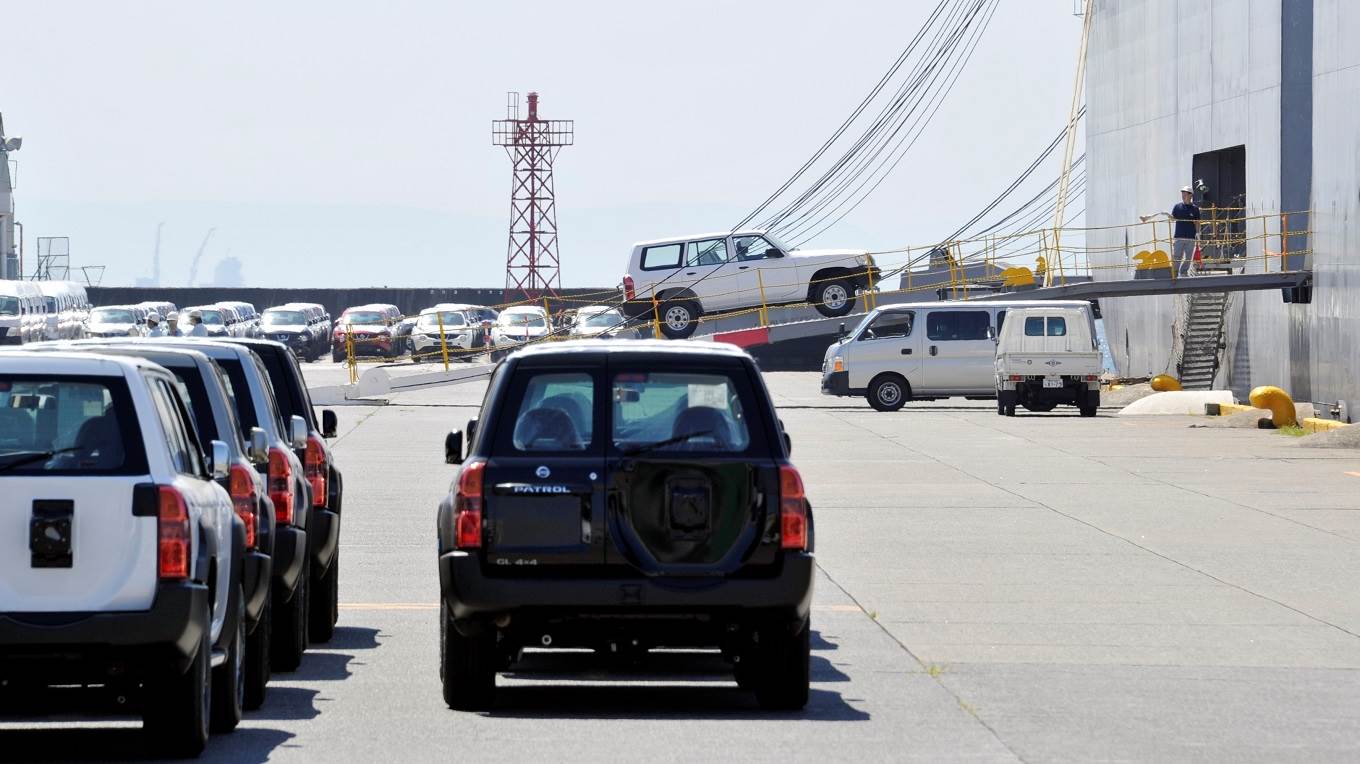 Vehicles of Japan's auto giant Nissan Motor are ready to ship abroad before a cargo ship