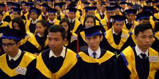 asadullah5_TANGCHHINSOTHYAFPGettyImages_cambodianuniversitystudentsgraduating