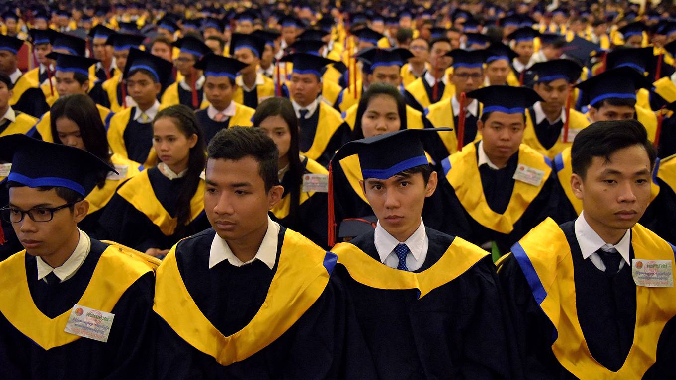 asadullah5_TANGCHHINSOTHYAFPGettyImages_cambodianuniversitystudentsgraduating