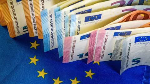 blanchard15_PHILIPPEHUGUENAFPGettyImages_eurobanknotesbyEUflag