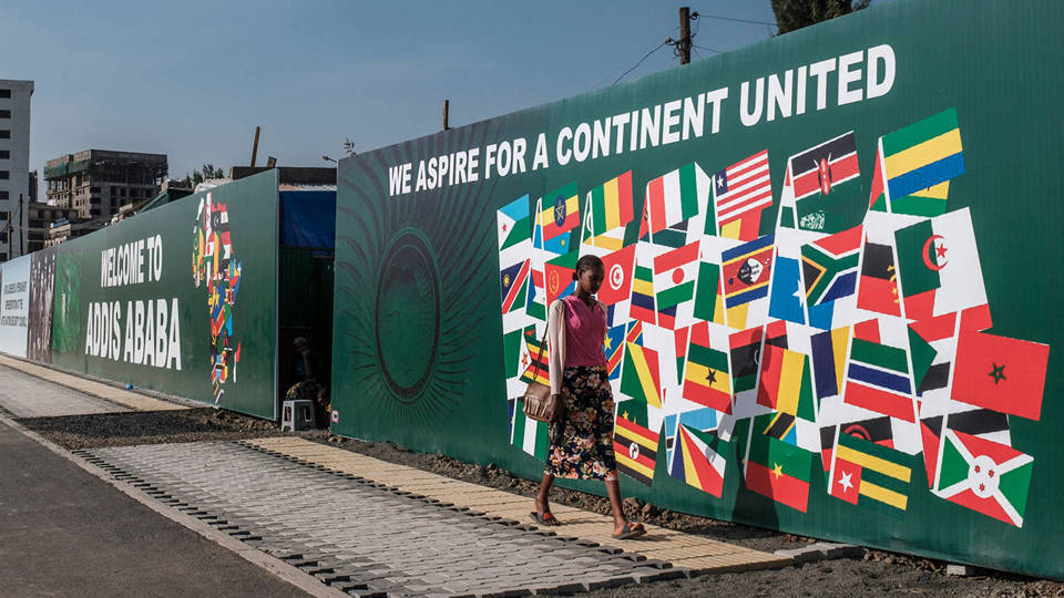 ZDA razmišljajo o novih tarifah, medtem ko se Kanada sooča z gospodarskimi izzivi in potrebo po diplomaciji
