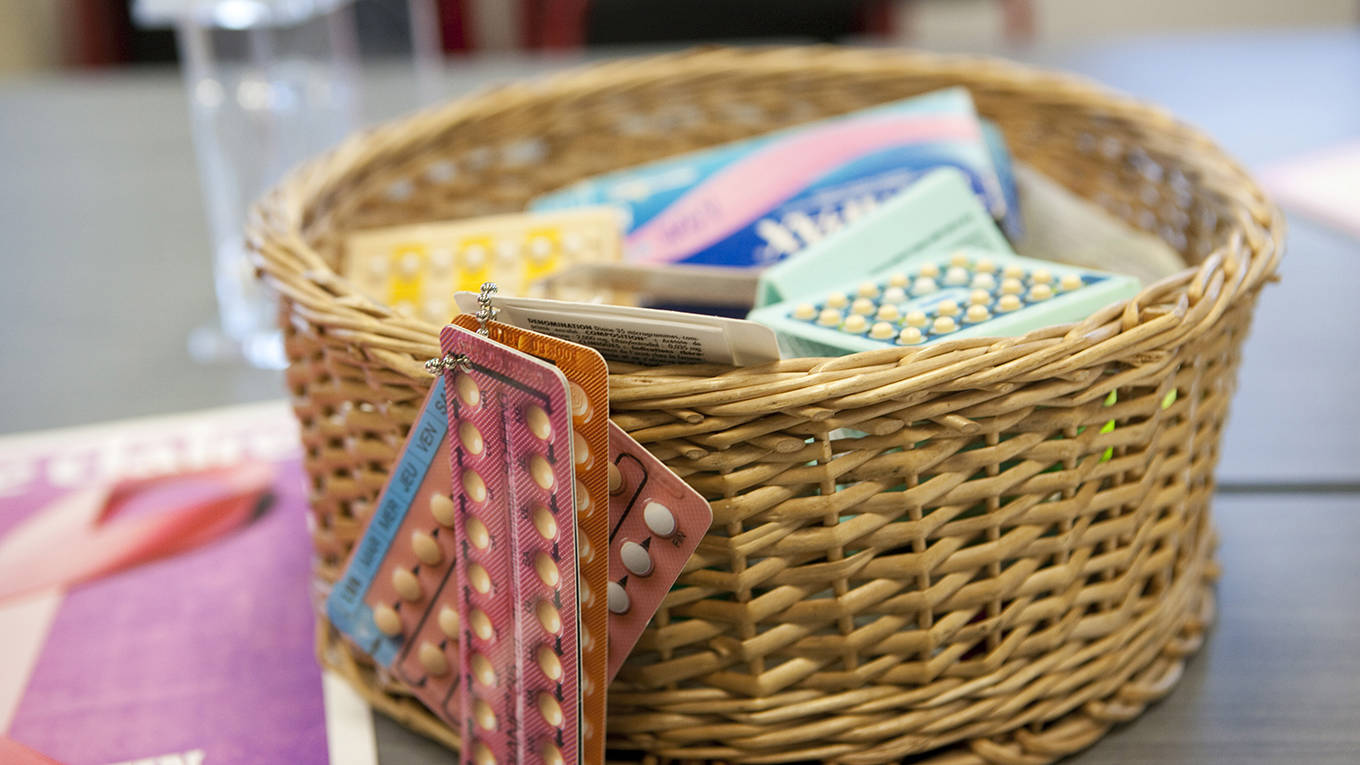 lomborg174_BSIPUIG Via Getty Images_basketbirthcontrolpills