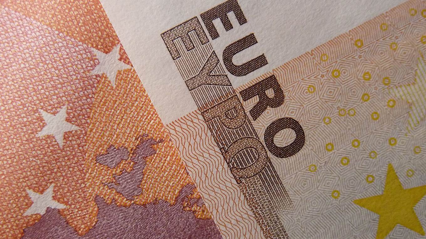 pisaniferry96_Jim DysonGetty Images_euro notes