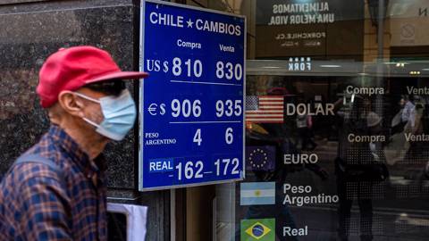 velasco130_MARTIN BERNETTIAFP via Getty Images_monetary tightening chile