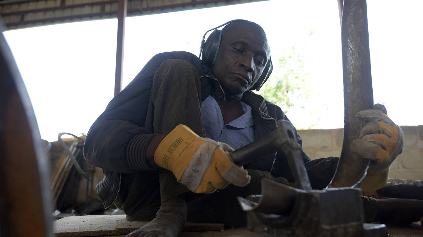 malika2_PIUSUTOMIEKPEIAFPGettyImages_handicappedwelderworking