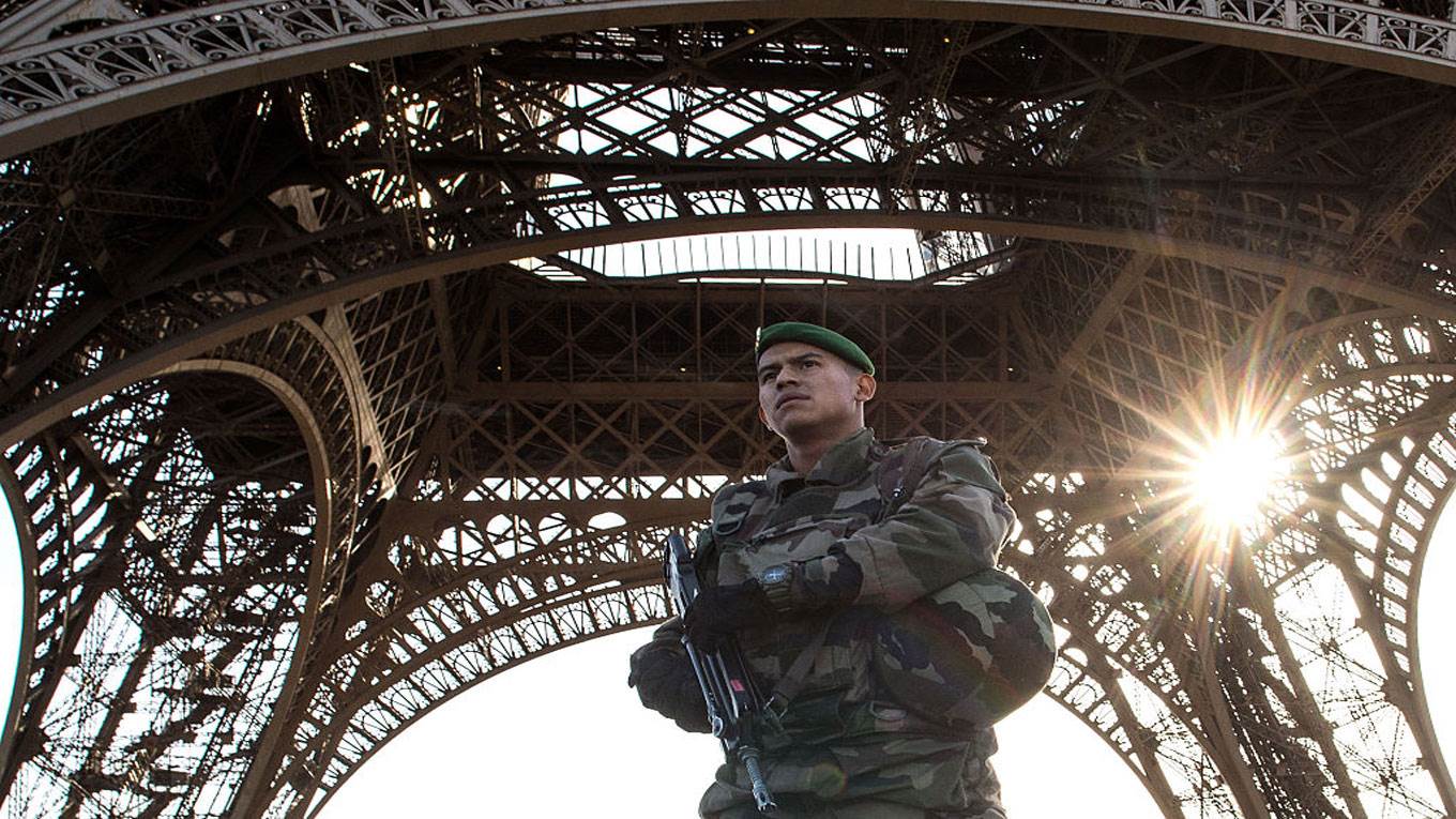 soldier eiffel tower