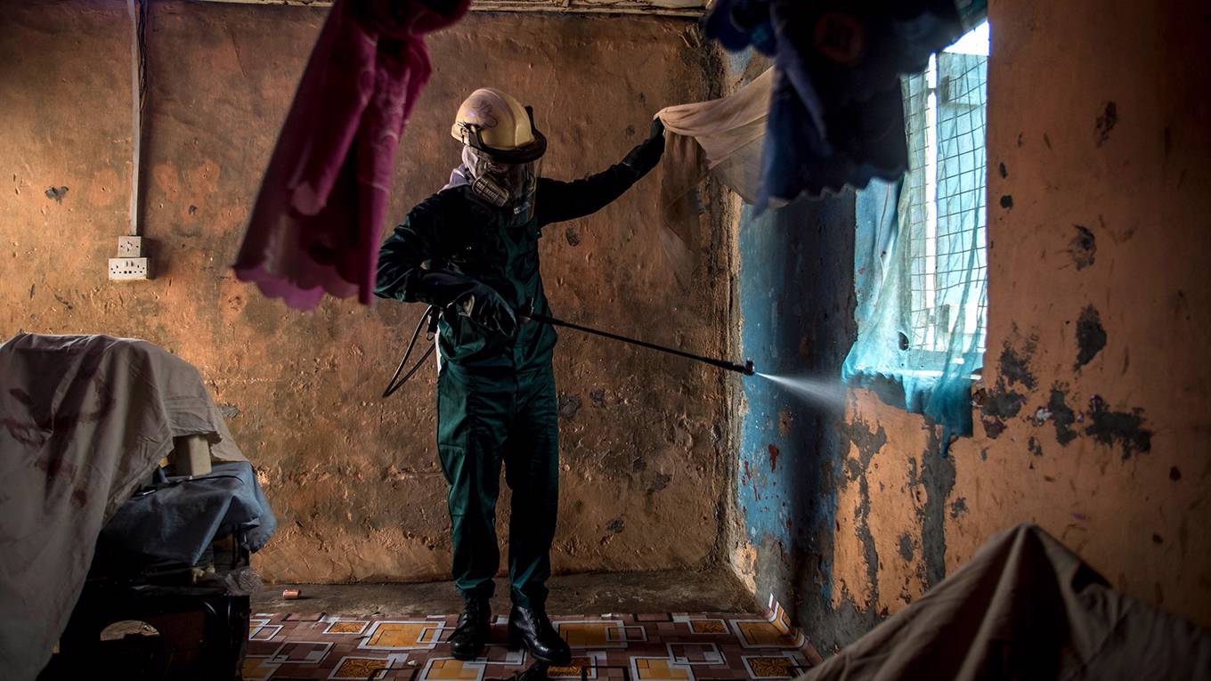 okumu1_CRISTINA ALDEHUELAAFPGetty Images_malariaworker