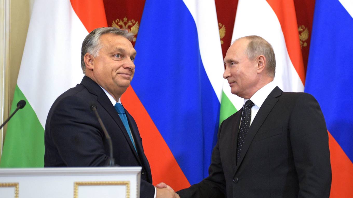 magyar2_ALEXEYDRUZHININAFPGettyImages_orbanandputinshakehands
