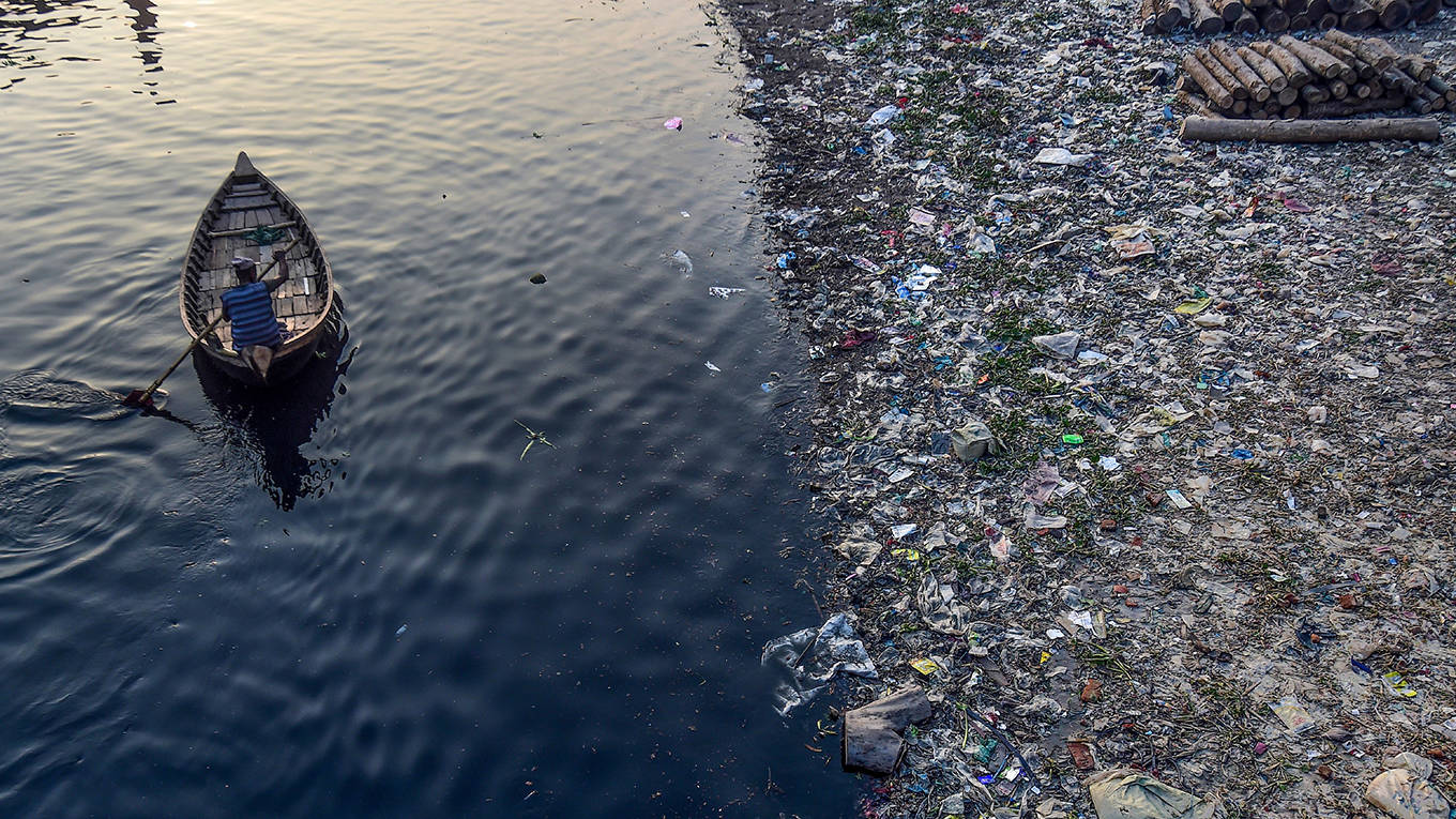 chellaney122_MUNIR UZ ZAMANAFP via Getty Images_pollutionriverboat
