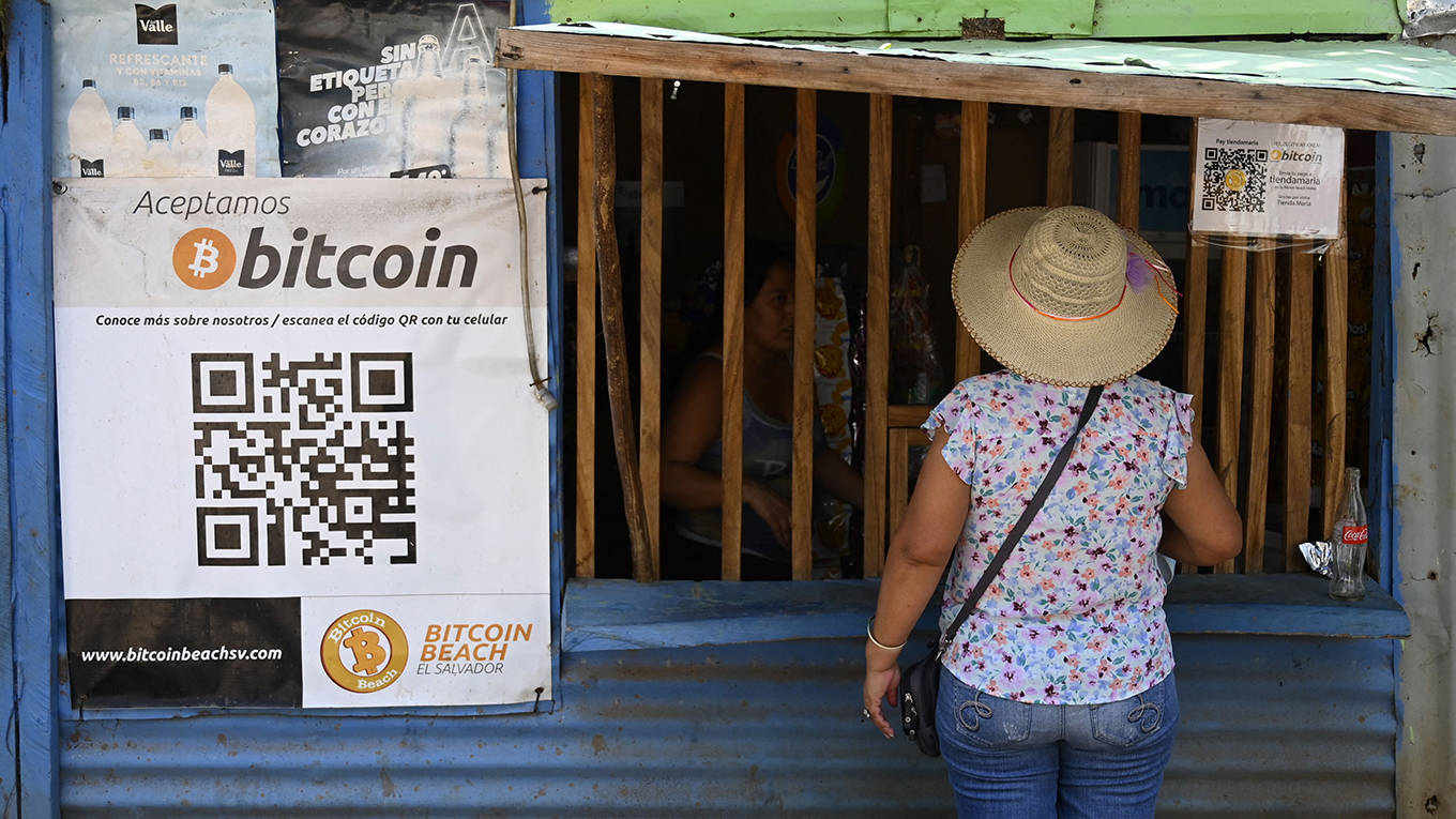 rogoff223_MARVIN RECINOSAFP via Getty Images_bitcoinelsalvador
