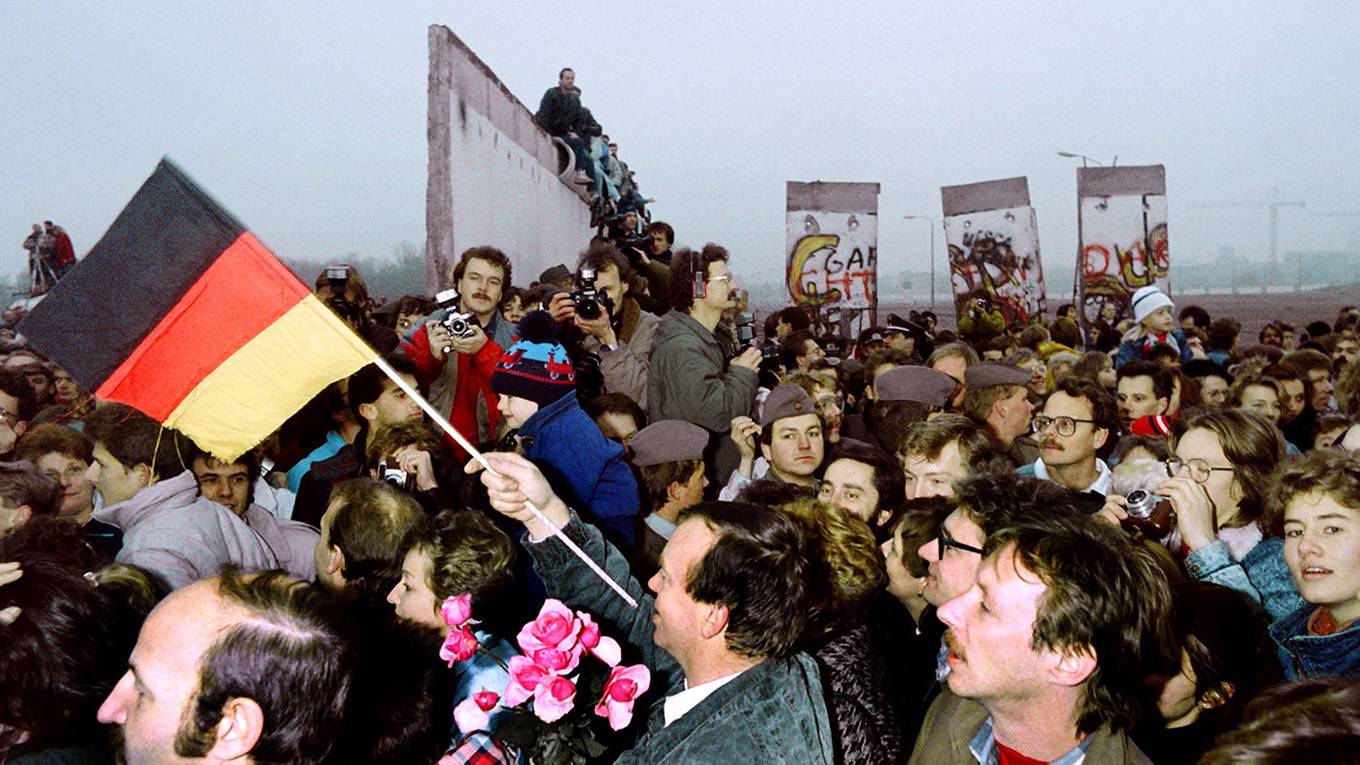 kohl1_Patrick-Hertzog_AFP_Getty-Images_berlin-wall