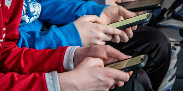 singer238_Matt CardyGettyImages_teens_on_phones