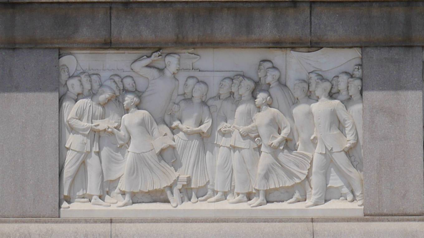 ho2_2_bas_relief_puck_engman