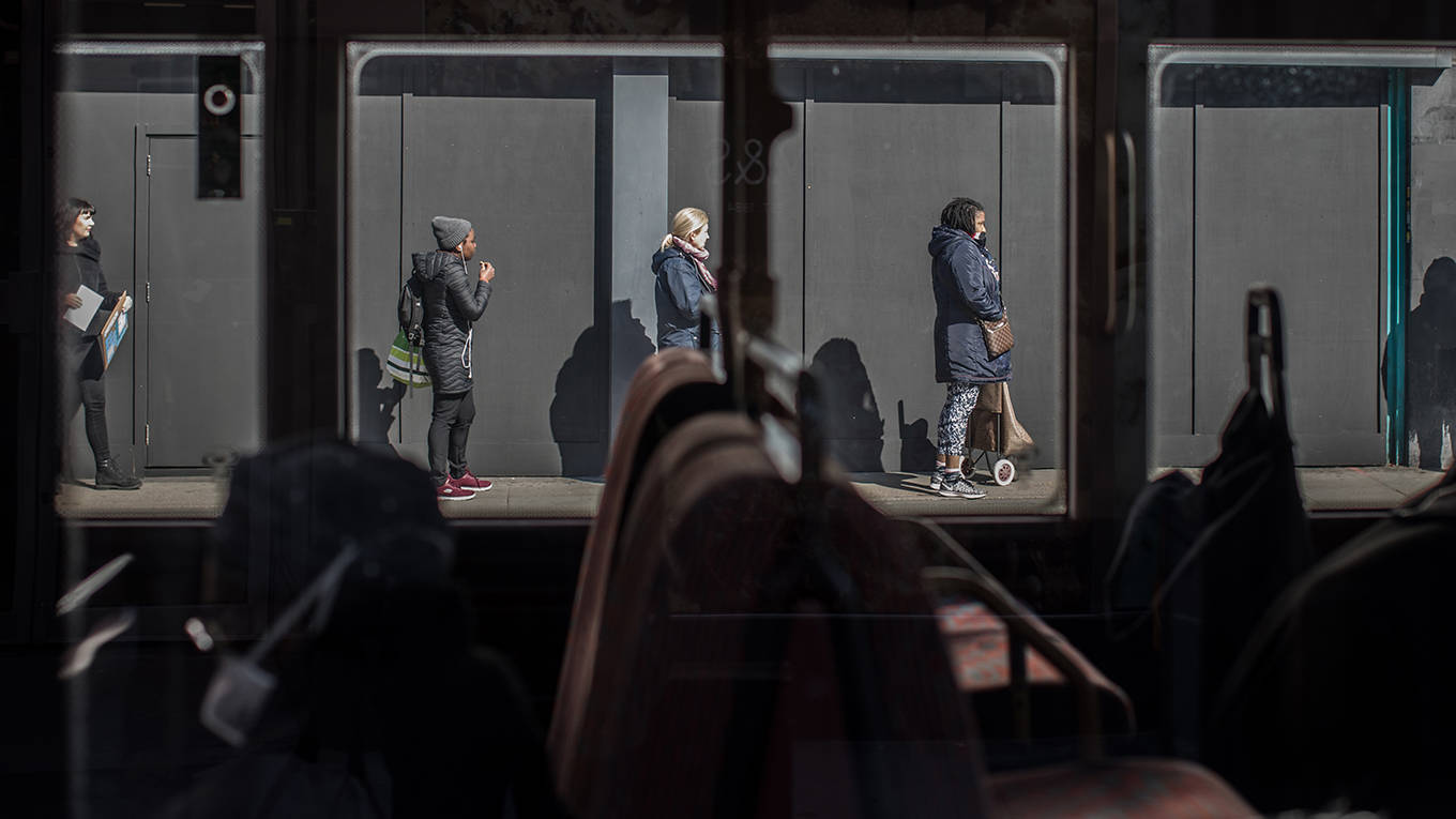 guzman14_Oliver Weikenpicture alliance via Getty Images_londoncoronavirusquarantineline