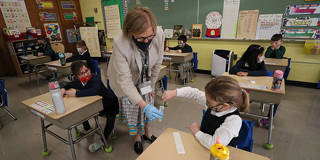 johnson144_Suzanne KreiterThe Boston Globe via Getty Images_covidschooltesting
