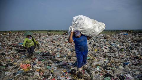 fuhr11_ JUNI KRISWANTOAFPGetty Images_workers garbage dump plastic