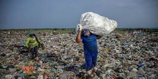 fuhr11_ JUNI KRISWANTOAFPGetty Images_workers garbage dump plastic