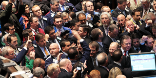 Traders crowd at NYSE