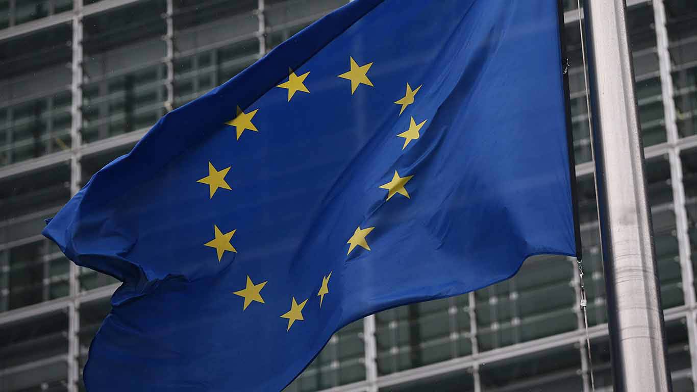 sewing2_Carl CourtGetty Images_eu flag