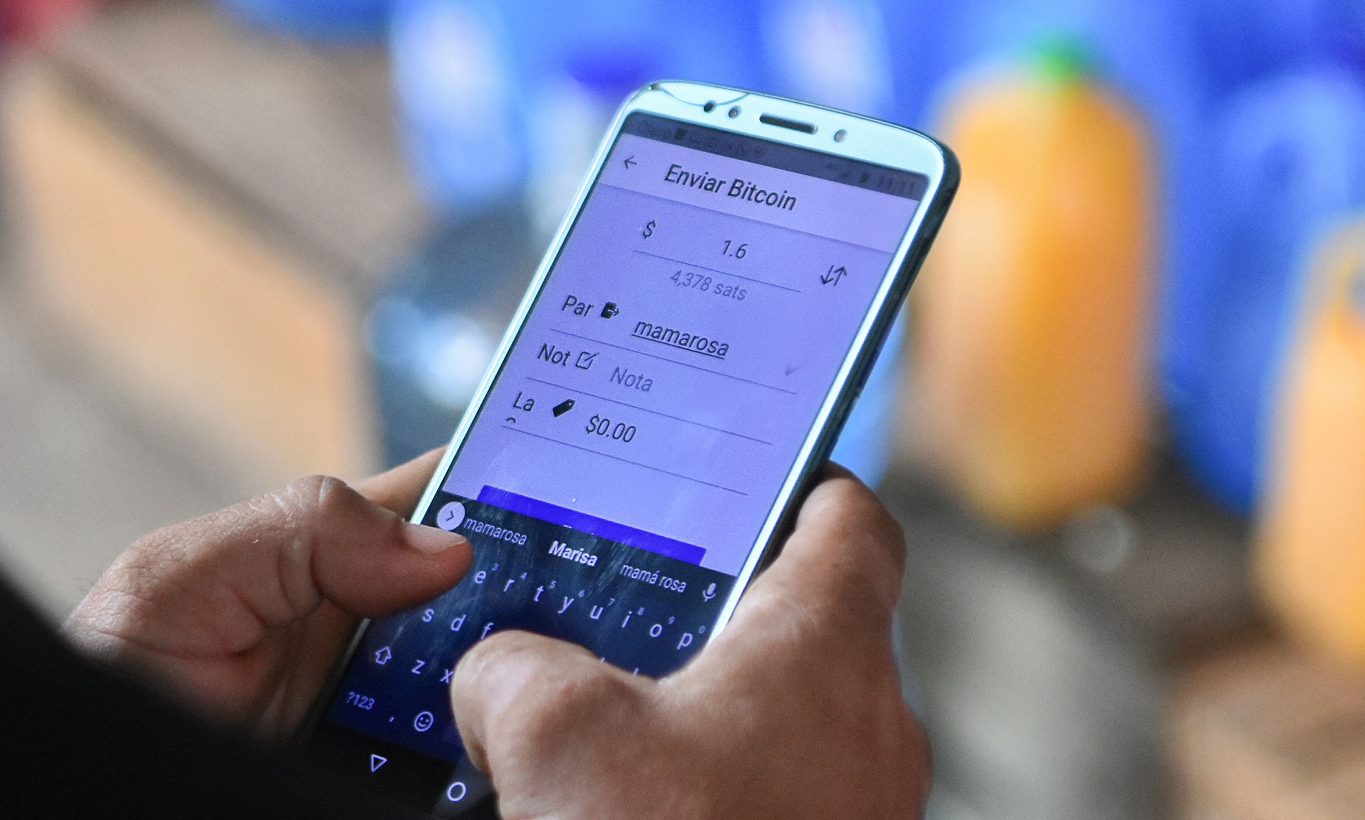 subacchi35_STANLEY ESTRADAAFP via Getty Images_bitcoin el salvador
