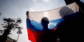 kolesnikov9_SefaKaracanAnadoluAgencyGettyImages_protestersholdingrussianflag