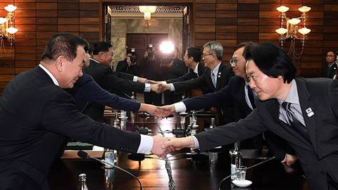 South Korean delegation (R) shakes hands with North Korean delegation (L)