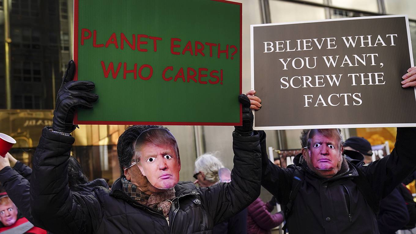nye190_Drew AngererGetty Images_aprilfoolstrumpprotest