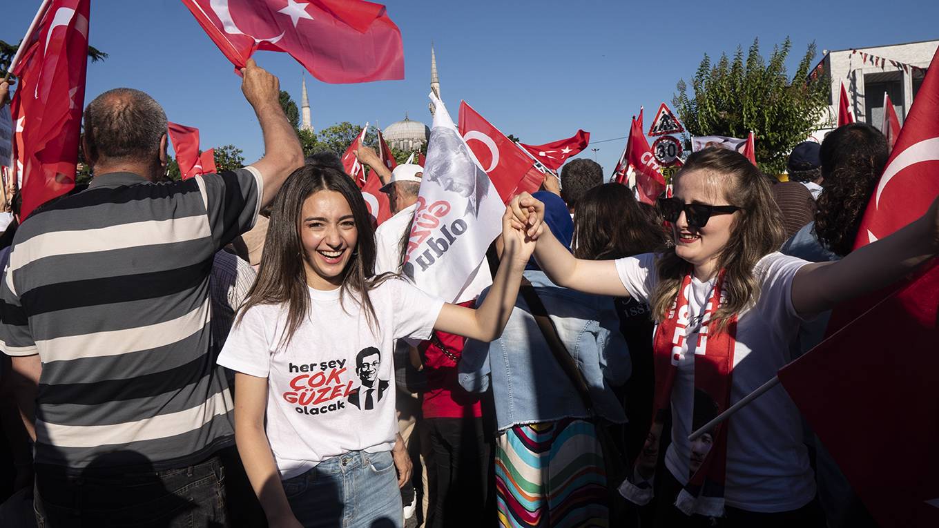 solana107_ValeriaFerraroSOPAImagesLightRocketviaGettyImages_turkishelectionwomencelebrating