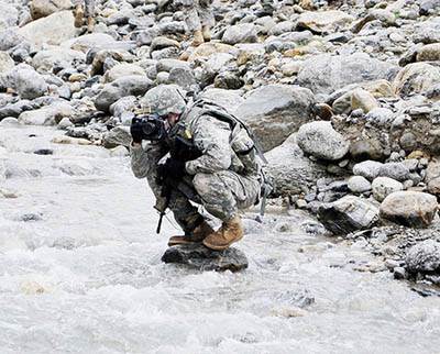 US soldier camera balance